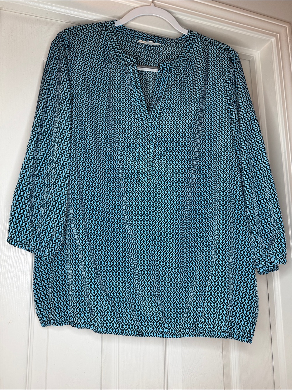 Dana Buchanan Women's Blue Geometric Print Blouse - Casual V-Neck Top
